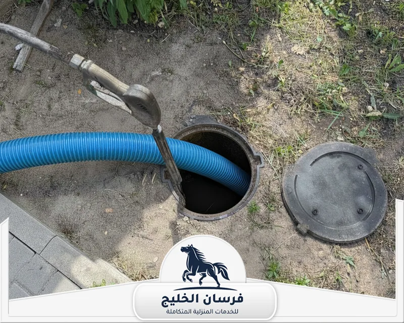 تسليك مجاري في الشارقة - فرسان الخليج عملية تسليك وتنظيف مجاري الصرف باستخدام خرطوم الضغط والمعدات المناسبة.