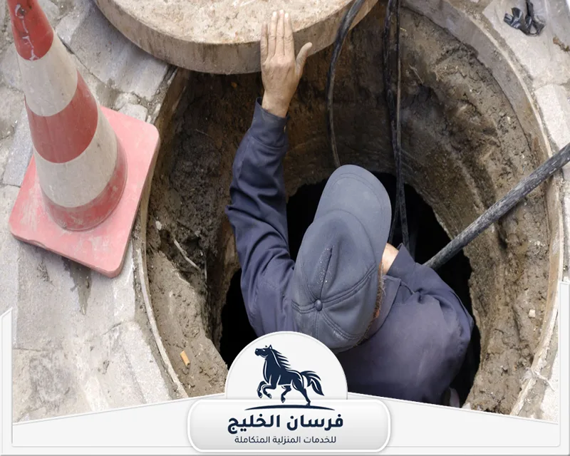 تسليك بلاعات في أبوظبي - فرسان الخليج فني يقوم بفحص شبكة الصرف أثناء معالجة مشاكل الانسداد في أبوظبي.