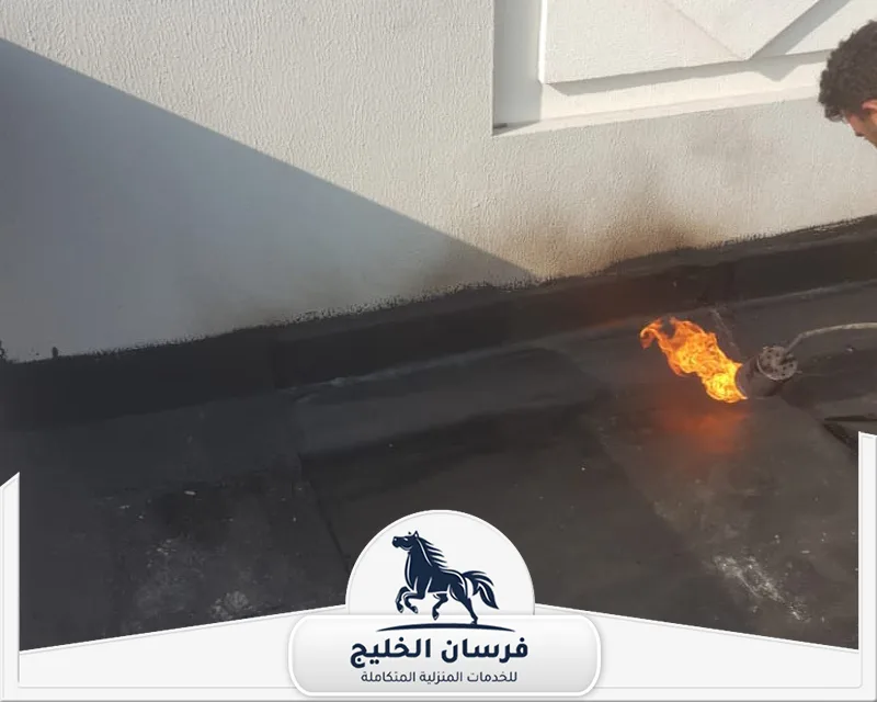 تركيب عوازل اسطح في أم القيوين - فرسان الخليج تركيب لفائف العزل المائي للأسطح باستخدام الحرارة لتثبيت الطبقات بإحكام.