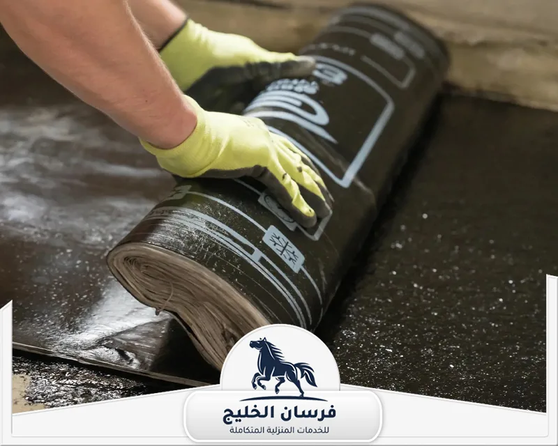 عزل اسطح المنازل في أم القيوين - فرسان الخليج تنفيذ عزل أسطح في أم القيوين باستخدام رولات بيتومينية مخصصة لمقاومة المياه.