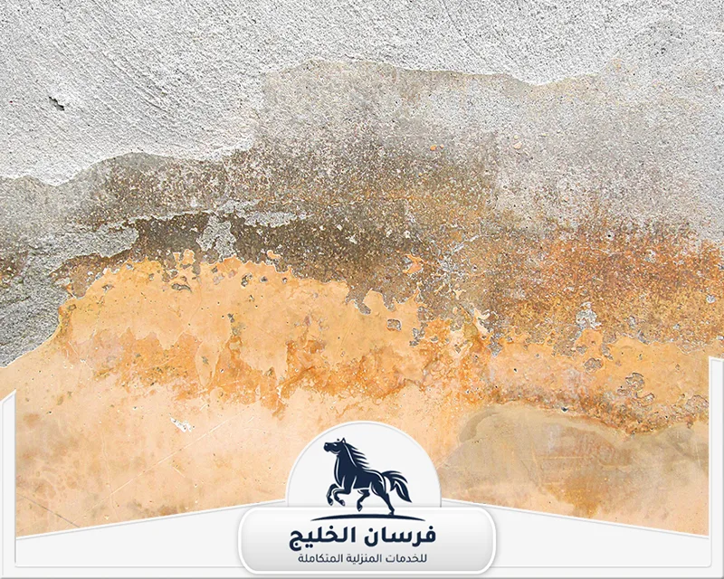 علاج الرطوبة في السقف في عجمان - فرسان الخليج تلف في طلاء السقف نتيجة الرطوبة مع ظهور بقع وتآكل في الطبقة الخارجية.