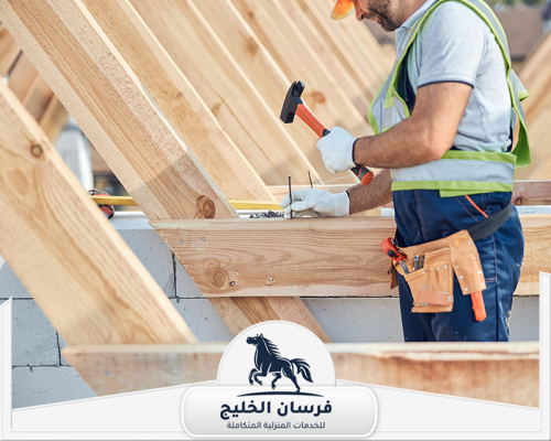 اسعار نجار في الفجيرة 0547761153 فرسان الخليج فني نجارة يعمل على تركيب عوارض خشبية ضمن هيكل إنشائي.
