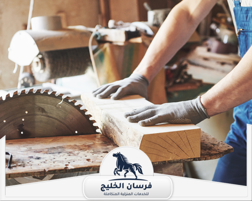 نجار موبيليا في الفجيرة 0547761153 فرسان الخليج أعمال قص خشب دقيقة باستخدام منشار كهربائي ثابت في ورشة النجارة.