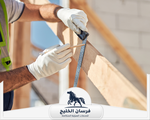 نجار خشب طاولات في الفجيرة 0547761153 فرسان الخليج نجار يستخدم المسطرة والزاوية لضبط مقاسات الخشب.