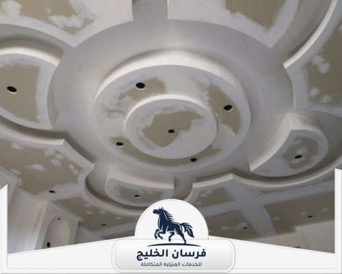 تركيب جدار جبس بورد في رأس الخيمة 0547761153 فرسان الخليج سقف جبس بورد دائري بتصميم زخرفي مع فتحات إضاءة قبل مرحلة الدهان.