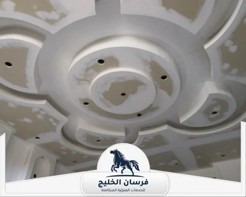تركيب جدار جبس بورد في رأس الخيمة - فرسان الخليج سقف جبس بورد دائري بتصميم زخرفي مع فتحات إضاءة قبل مرحلة الدهان.