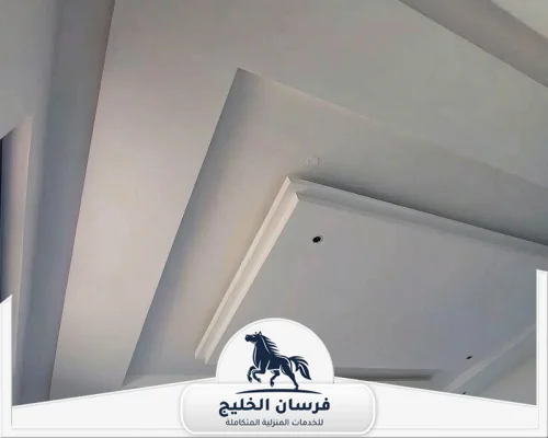 تركيب حوائط جبس بورد في رأس الخيمة - فرسان الخليج سقف جبس بورد أبيض بتصميم بسيط وطبقات بارزة قبل تركيب الإضاءة.
