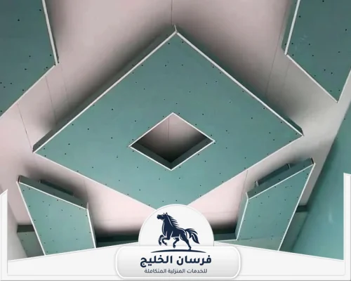 تركيب الجبس العادي في رأس الخيمة - فرسان الخليج تركيب جبس بورد عادي في السقف بتصميم مربع وفتحة وسطية للإضاءة.