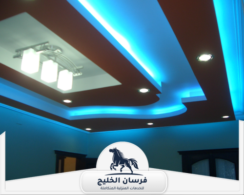 اسقف جبس بورد مودرن في دبي بتوزيع إضاءة LED وتصميم هندسي أنيق