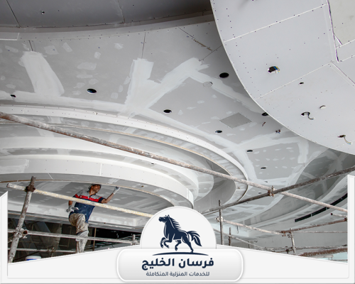 شركة تركيب جبس بورد في أم القيوين 0547761153 فرسان الخليج تركيب جبس بورد في أم القيوين سقف فلات مودرن بإضاءة مخفية وتشطيب فخم