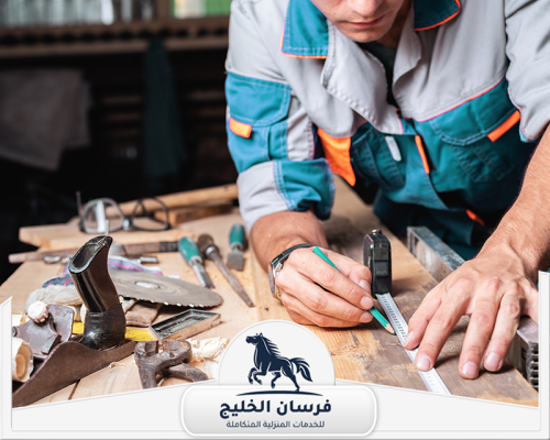 نجار تركيب غرف نوم في دبي 0547761153 فرسان الخليج فني نجارة يحدد خطوط القياس على الخشب قبل مرحلة القص والتجميع.