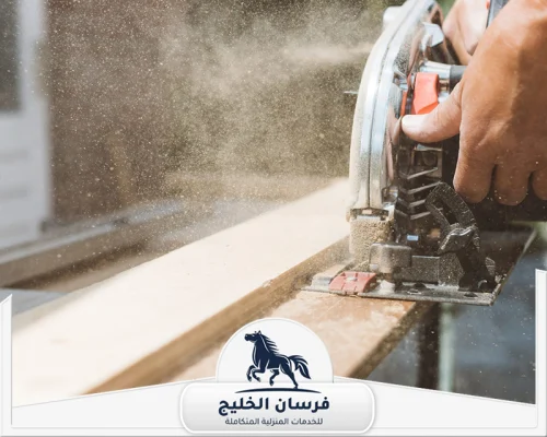 افضل نجار في ام القيوين 0547761153 فرسان الخليج تنفيذ أعمال نجارة دقيقة في أم القيوين مع قص الخشب باحترافية وتشطيب منظم.