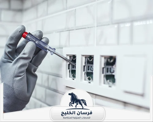 افضل كهربائي منازل في الفجيرة 0547761153 فرسان الخليج كهربائي يراجع نقاط الكهرباء داخل لوحة مفاتيح مثبتة على السيراميك.