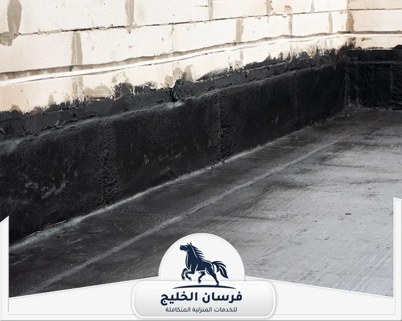 عزل اسطح في الشارقة - فرسان الخليج أعمال عزل أسطح في الشارقة باستخدام مواد عالية الجودة لحماية المنشآت.