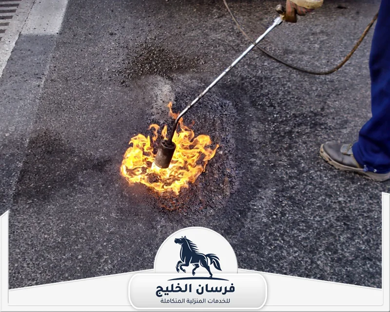 عزل اسطح دبي - فرسان الخليج مرحلة تثبيت العزل البيتوميني بالحرارة ضمن أعمال عزل الأسطح.