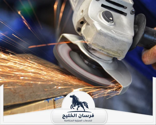 رقم حداد في راس الخيمة 0547761153 فرسان الخليج حداد يستخدم الجلاخة الكهربائية لتقطيع المعدن بدقة.