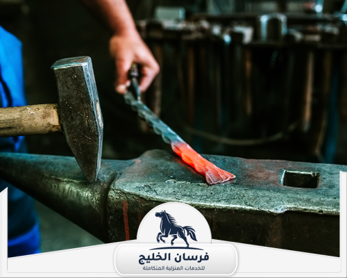 رقم حداد في الشارقة 0547761153 فرسان الخليج قطعة حديد متوهجة تُطرق على السندان لتعديل شكلها بدقة.