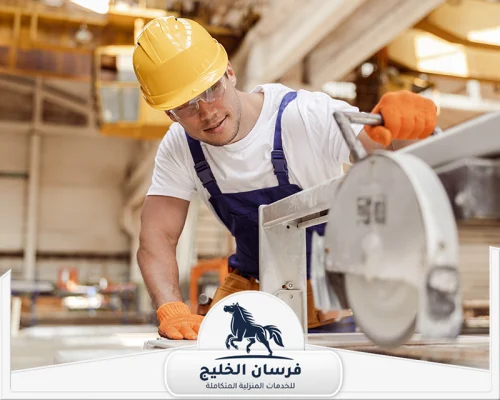نجار رخيص في دبي 0547761153 فرسان الخليج أعمال قص خشب دقيقة باستخدام منشار كهربائي داخل الورشة.