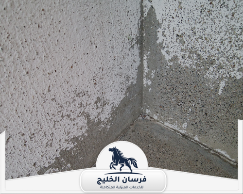 معالجة الرطوبة في المباني دبي 0547761153 فرسان الخليج زاوية حائط متضررة من الرطوبة مع بقع داكنة وتقشر في الدهان.