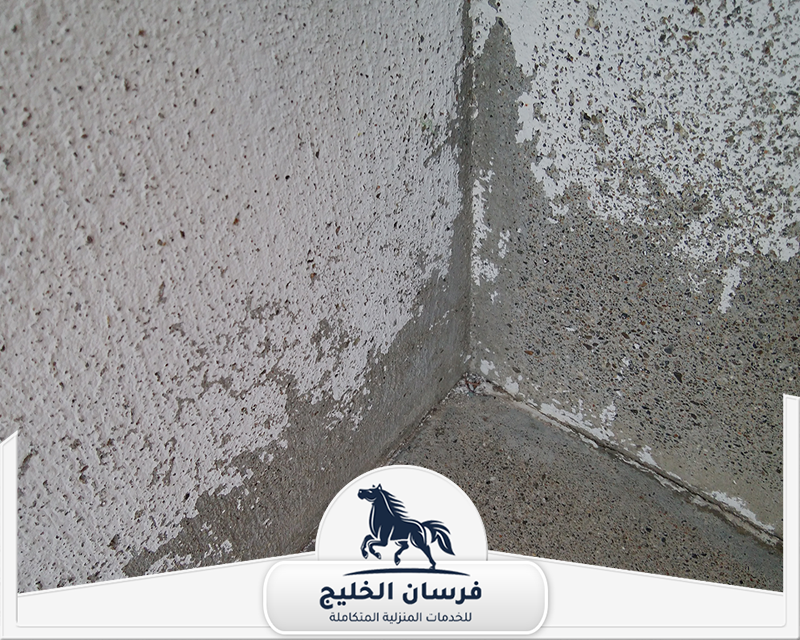 ازالة الرطوبة من المنزل في دبي - فرسان الخليج زاوية حائط متضررة من الرطوبة مع بقع داكنة وتقشر في الدهان.