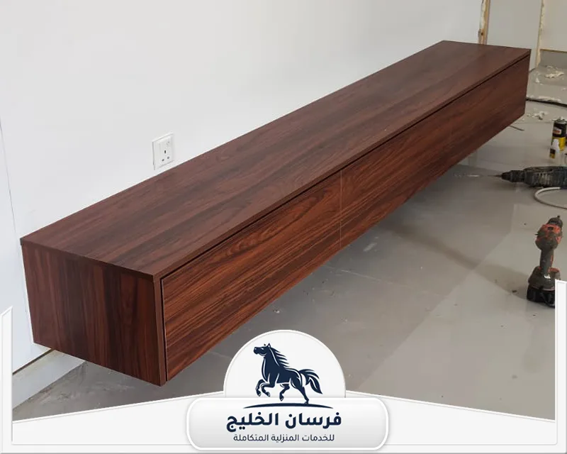 نجار ابواب في رأس الخيمة - فرسان الخليج عمل نجارة يظهر تصنيع قطعة خشبية طويلة بتشطيب ناعم وتفاصيل دقيقة تناسب المساحات الداخلية.