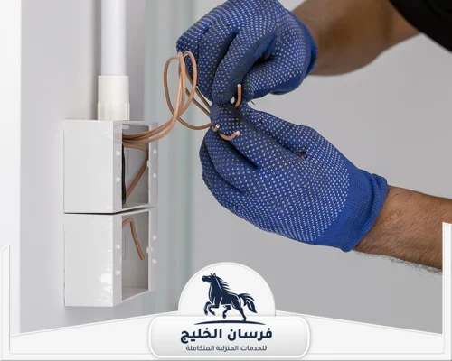 معلم كهرباء في الفجيرة 0547761153 فرسان الخليج فني كهرباء يجهز أسلاك داخل علبة حائط قبل تركيب المفاتيح أو المقابس.