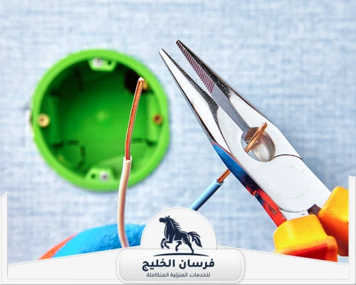 خدمات كهرباء المنازل في راس الخيمة - فرسان الخليج كهربائي يستخدم كماشة لتجهيز أطراف الأسلاك قبل تركيب نقطة الكهرباء.