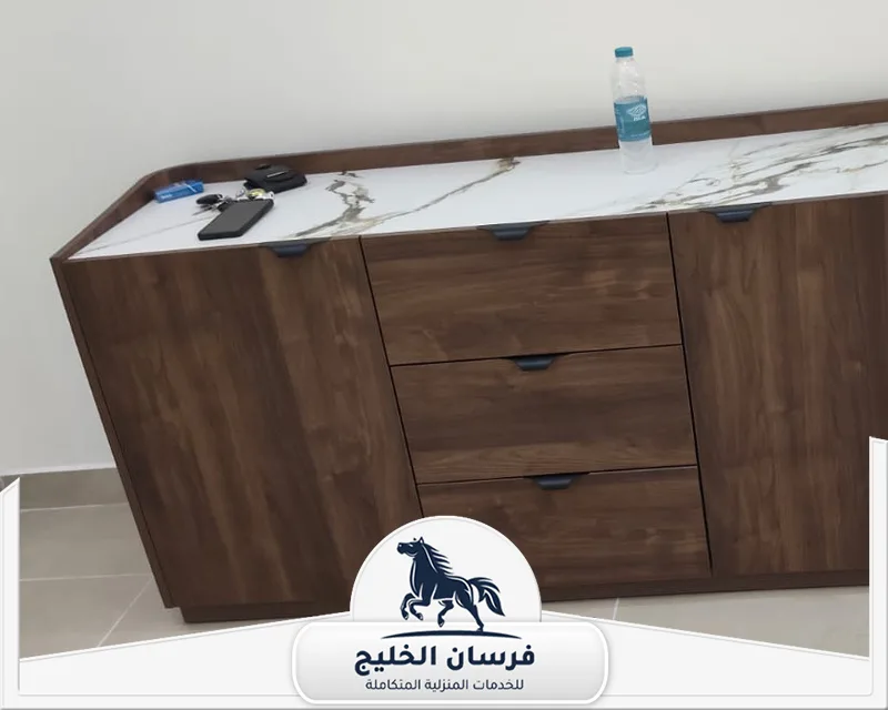 نجار ممتاز في رأس الخيمة - فرسان الخليج عمل نجارة يظهر تصنيع قطعة خشبية طويلة بتشطيب ناعم وتفاصيل دقيقة تناسب المساحات الداخلية.