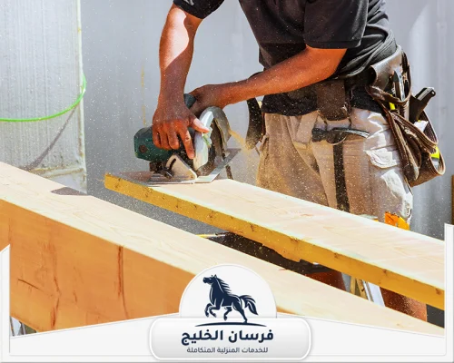 تركيب الاثاث في عجمان 0547761153 فرسان الخليج تجهيز ألواح الخشب بالمنشار الكهربائي قبل مرحلة التشطيب.