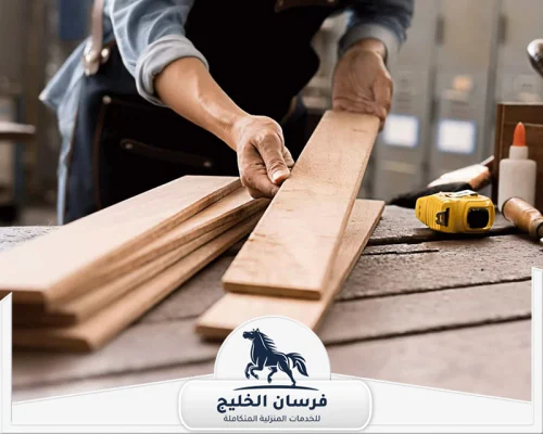 تركيب الاثاث في أم القيوين 0547761153 فرسان الخليج تجهيز ألواح الخشب داخل ورشة نجارة في أم القيوين بخطوات دقيقة ومنظمة.