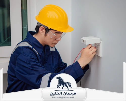 تصليح كهرباء المنزل في الفجيرة 0547761153 فرسان الخليج كهربائي منازل يفحص توصيلات مقبس حائط باستخدام أسلاك اختبار.