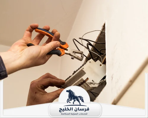 خدمات كهرباء المنازل في الفجيرة 0547761153 فرسان الخليج أعمال صيانة كهرباء تشمل إصلاح توصيلات داخل الجدار باستخدام كماشة.