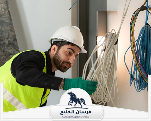 فني كهربائي منازل في الشارقة 0547761153 فرسان الخليج كهربائي منازل يفحص تمديدات وأسلاك كهربائية ظاهرة داخل الموقع.