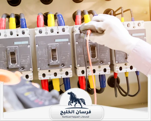 فني كهربائي منازل في عجمان 0547761153 فرسان الخليج فني كهرباء يفحص لوحة القواطع باستخدام مفك اختبار داخل موقع العمل.