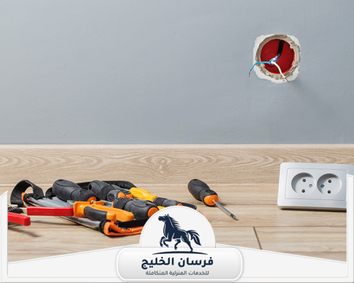 كهربائي منازل في الفجيرة طوارئ 0547761153 فرسان الخليج نقطة كهرباء مفتوحة داخل الجدار مع أدوات صيانة ومقبس جاهز للتركيب.