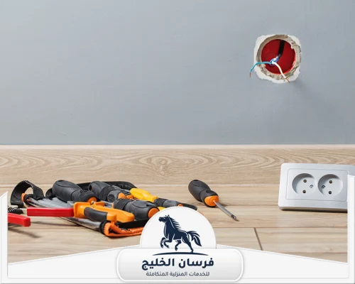 كهربائي منازل في الفجيرة طوارئ 0547761153 فرسان الخليج نقطة كهرباء مفتوحة داخل الجدار مع أدوات صيانة ومقبس جاهز للتركيب.
