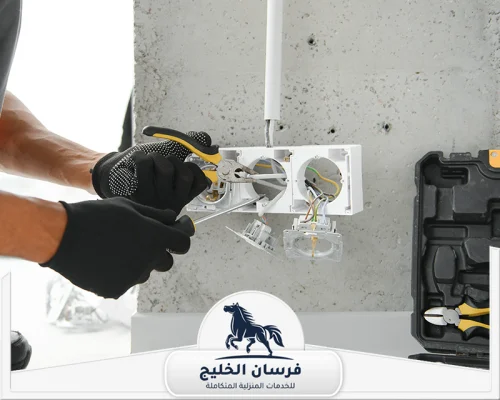 كهربائي بيوت في الشارقة 0547761153 فرسان الخليج فني كهرباء يركب مفاتيح ومقابس داخل الجدار باستخدام أدوات يدوية دقيقة.