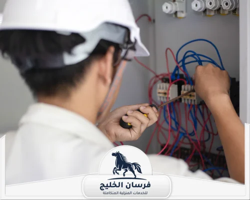 رقم كهربائي منازل في راس الخيمة - فرسان الخليج كهربائي يعمل على صيانة لوحة كهرباء باستخدام مفك يدوي داخل الموقع.