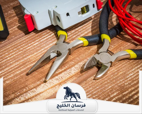 اقرب كهربائي منازل في راس الخيمة - فرسان الخليج كماشة وأدوات كهرباء جاهزة لفحص الأسلاك وتنفيذ التوصيلات.
