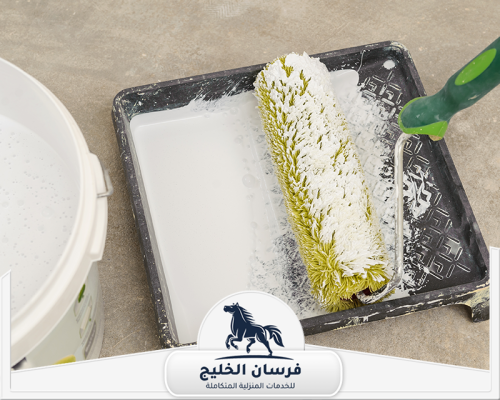 رقم صباغ في رأس الخيمة 0547761153 فرسان الخليج رول دهان مغطى بالطلاء الأبيض داخل صينية التجهيز.