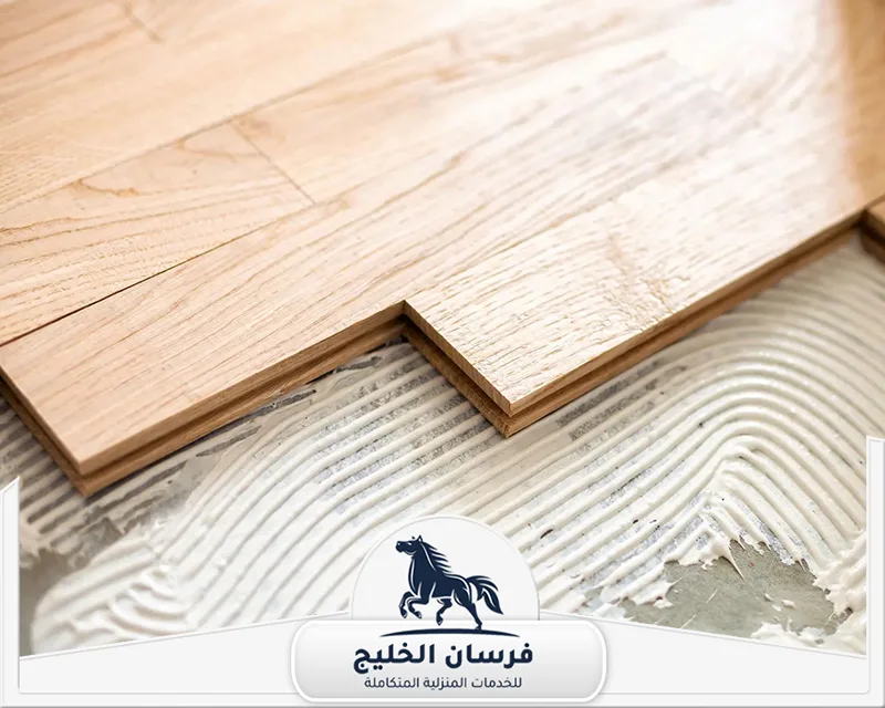 تركيب ارضيات باركيه في عجمان - فرسان الخليج ألواح باركيه طبيعية أثناء مرحلة التركيب مع تجهيز الأرضية الداخلية.