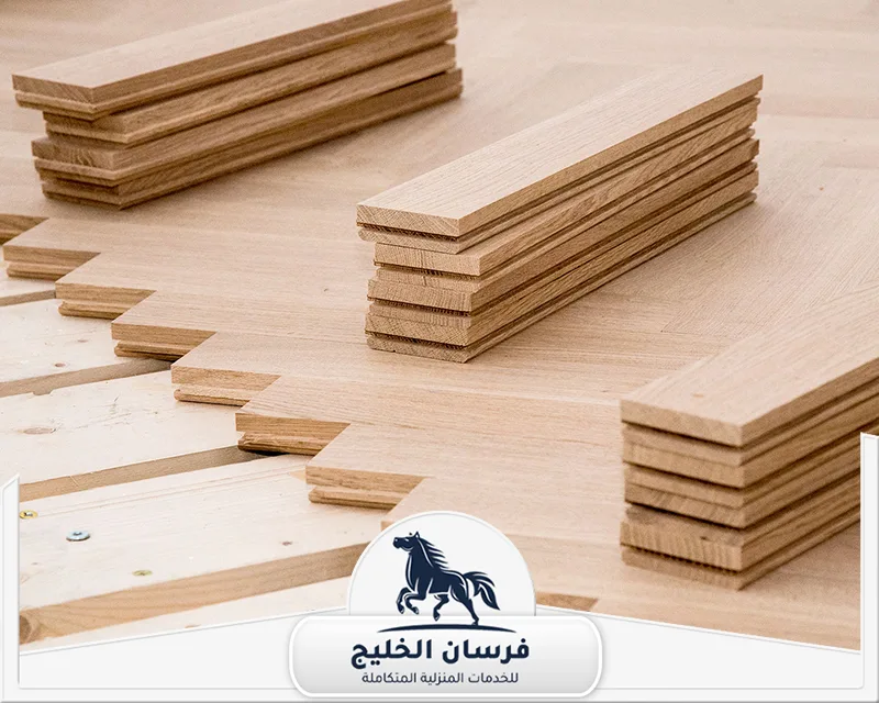 تركيب باركيه في دبي - فرسان الخليج تجهيز ألواح الباركيه الخشبي قبل التركيب للحصول على أرضيات متناسقة وعصرية.
