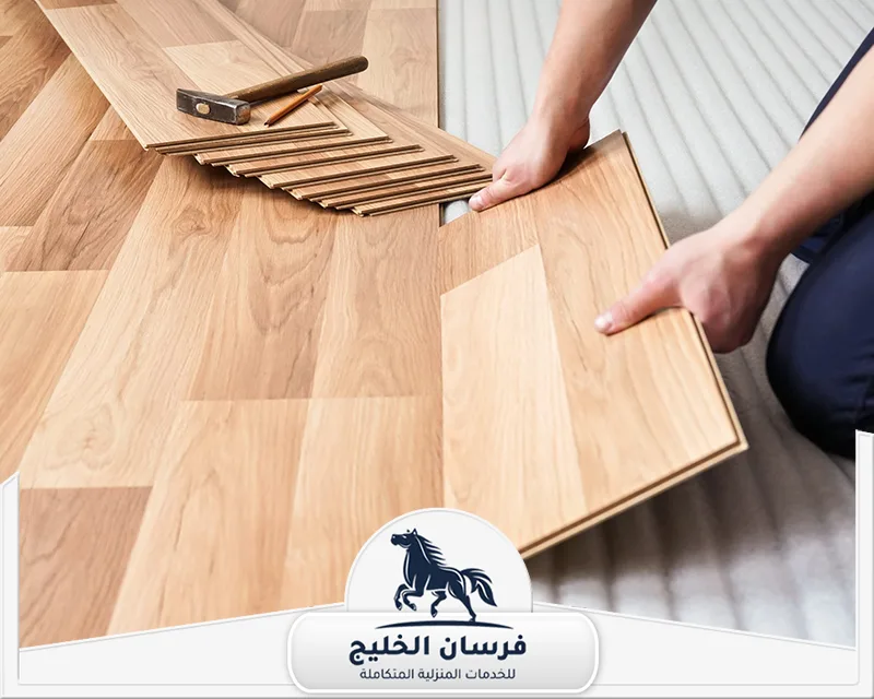 فني تركيب باركيه في عجمان - فرسان الخليج أرضيات باركيه خشبية بتصميم متعرج مع ألواح جاهزة لمرحلة التركيب.