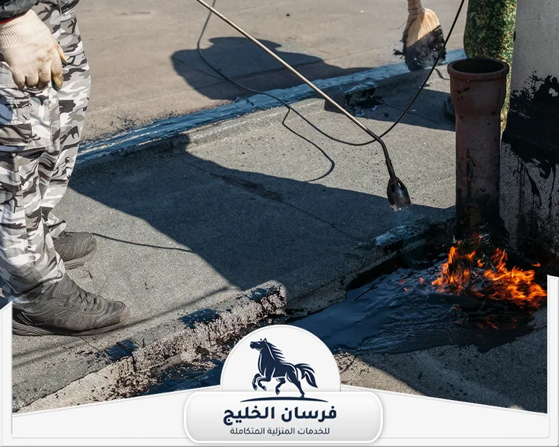 شركة عوازل اسطح في الفجيرة - فرسان الخليج تركيب لفائف عزل مائي على السطح مع استخدام الحرارة لإحكام التثبيت والفواصل.