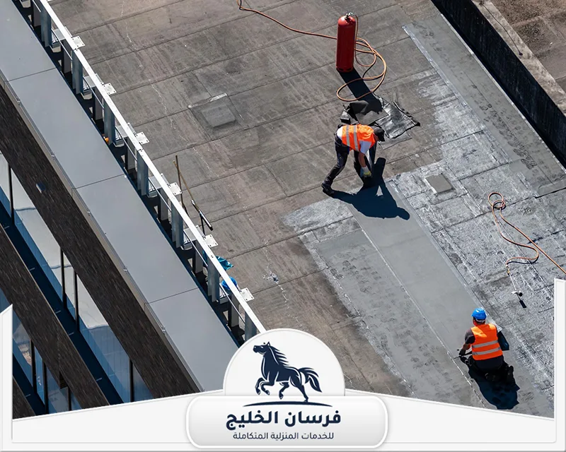 عزل اسطح المنازل في دبي - فرسان الخليج تنفيذ عزل مائي لسطح مبنى بواسطة فريق متخصص ومعدات حرارية.