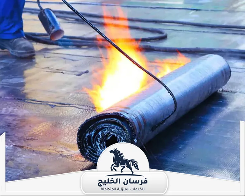 عزل الاسطح من الماء في الشارقة - فرسان الخليج مرحلة تركيب عازل مائي للأسطح باستخدام تقنية اللحام الحراري المتخصصة.
