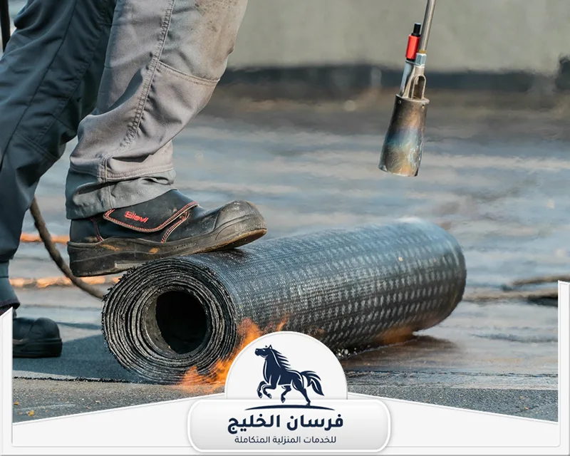 عازل اسطح في الفجيرة - فرسان الخليج تركيب رول عزل مائي على سطح خرساني باستخدام شعلة حرارية للتثبيت.