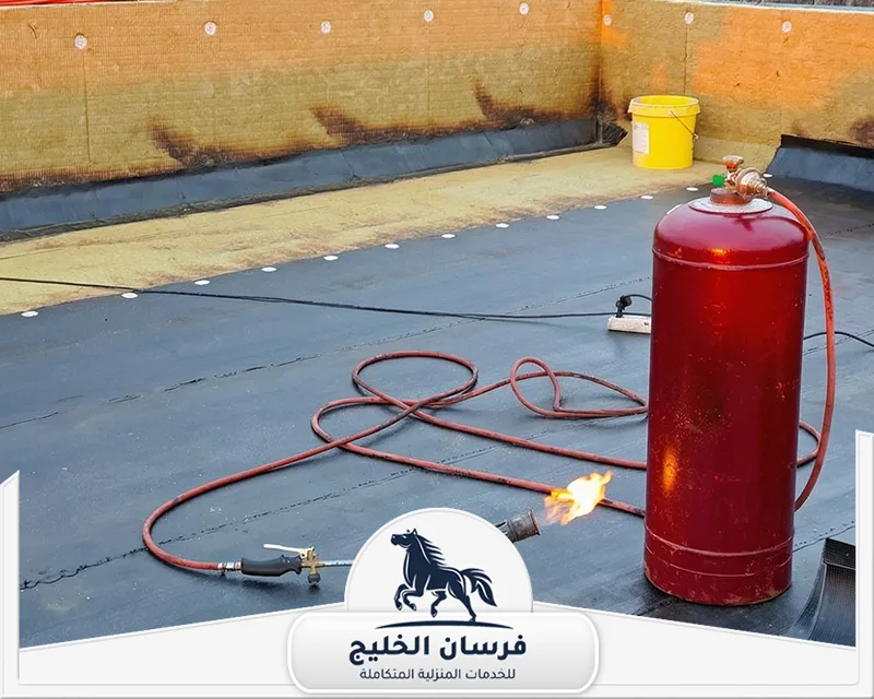 عزل اسطح راس الخيمة - فرسان الخليج عملية تركيب طبقات العزل المائي على سطح المبنى باستخدام أدوات متخصصة.
