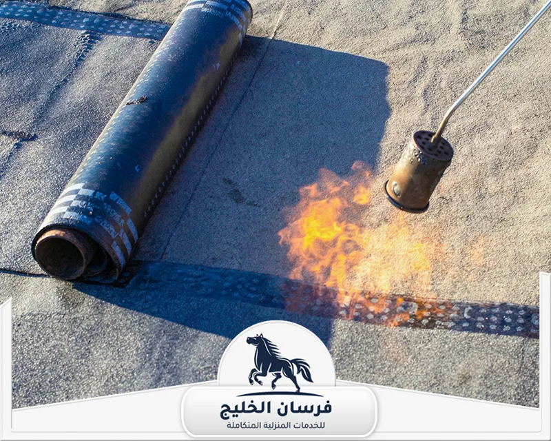 اسعار شركة عزل اسطح الشارقة - فرسان الخليج فني عزل أسطح ينفذ تركيب الرولات الحرارية لحماية السطح من المياه.