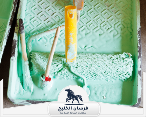 صباغ شاطر في رأس الخيمة 0547761153 فرسان الخليج تجهيز أدوات الطلاء قبل بدء دهان الجدران باللون الأخضر.